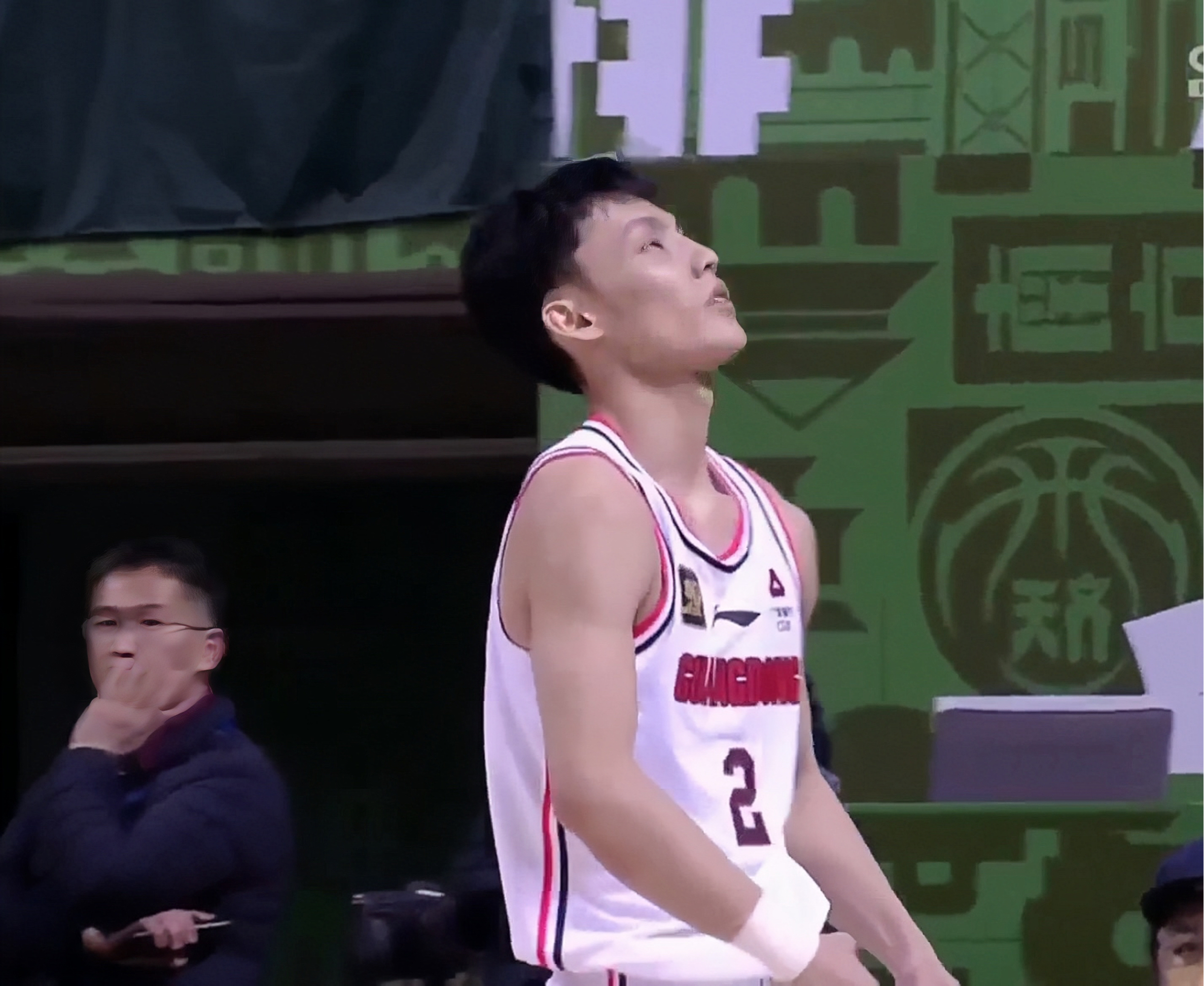 重庆男篮跃然红尘，大展身手
